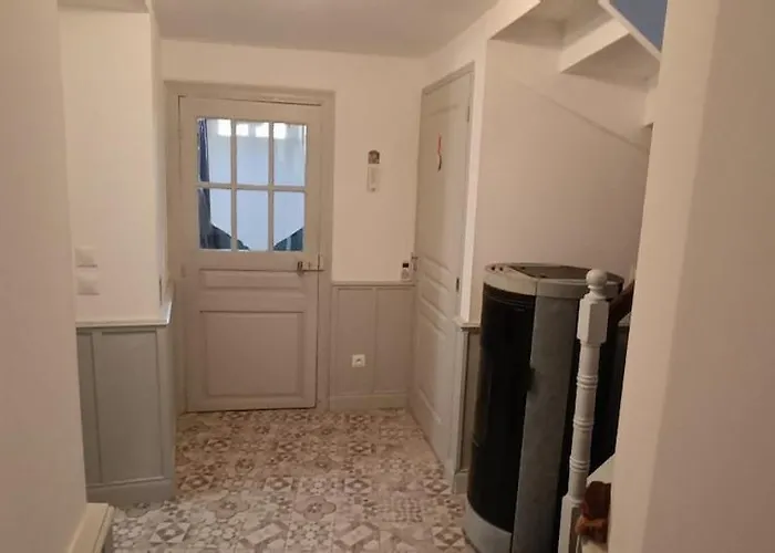 Дом отдыха Cocon Familial Avec Jardin, Centre Du Village *